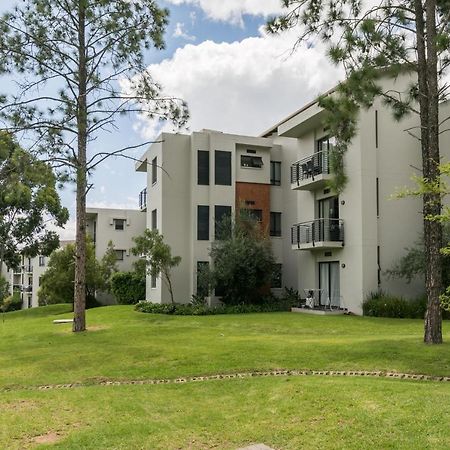 Modern Apartment In A Secure Golf Estate.Wifi Roodepoort Luaran gambar
