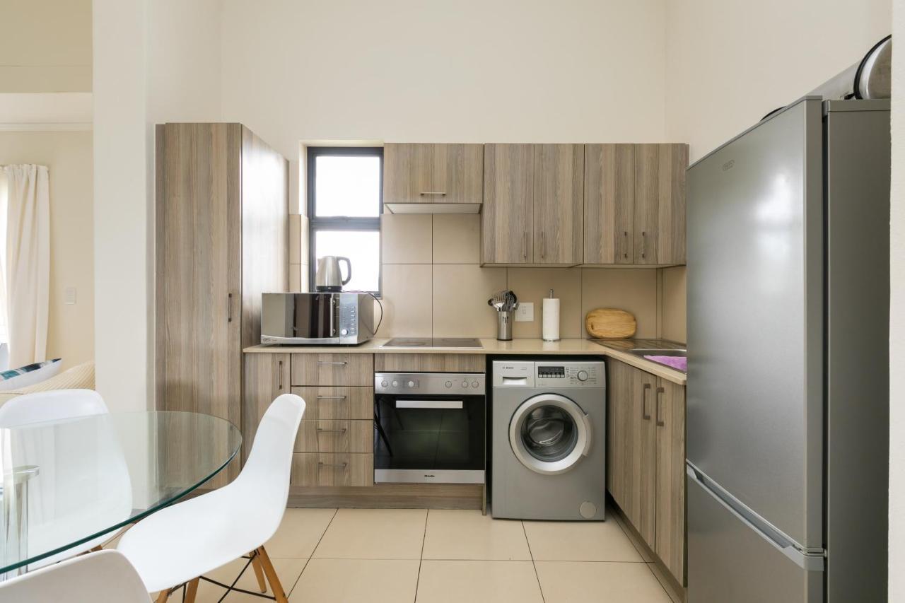 Modern Apartment In A Secure Golf Estate.Wifi Roodepoort Luaran gambar