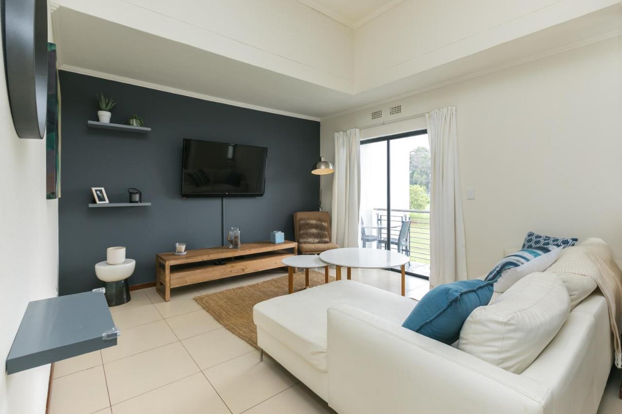 Modern Apartment In A Secure Golf Estate.Wifi Roodepoort Luaran gambar