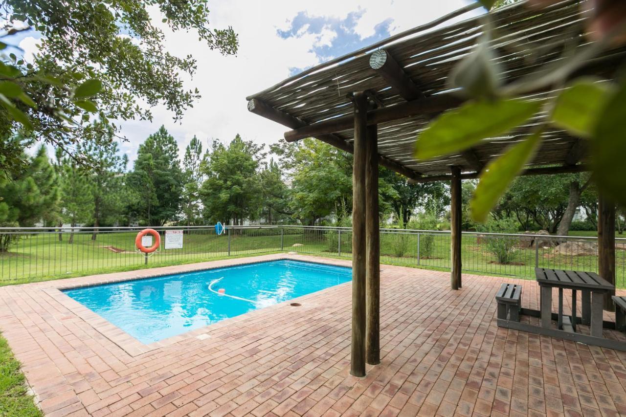 Modern Apartment In A Secure Golf Estate.Wifi Roodepoort Luaran gambar