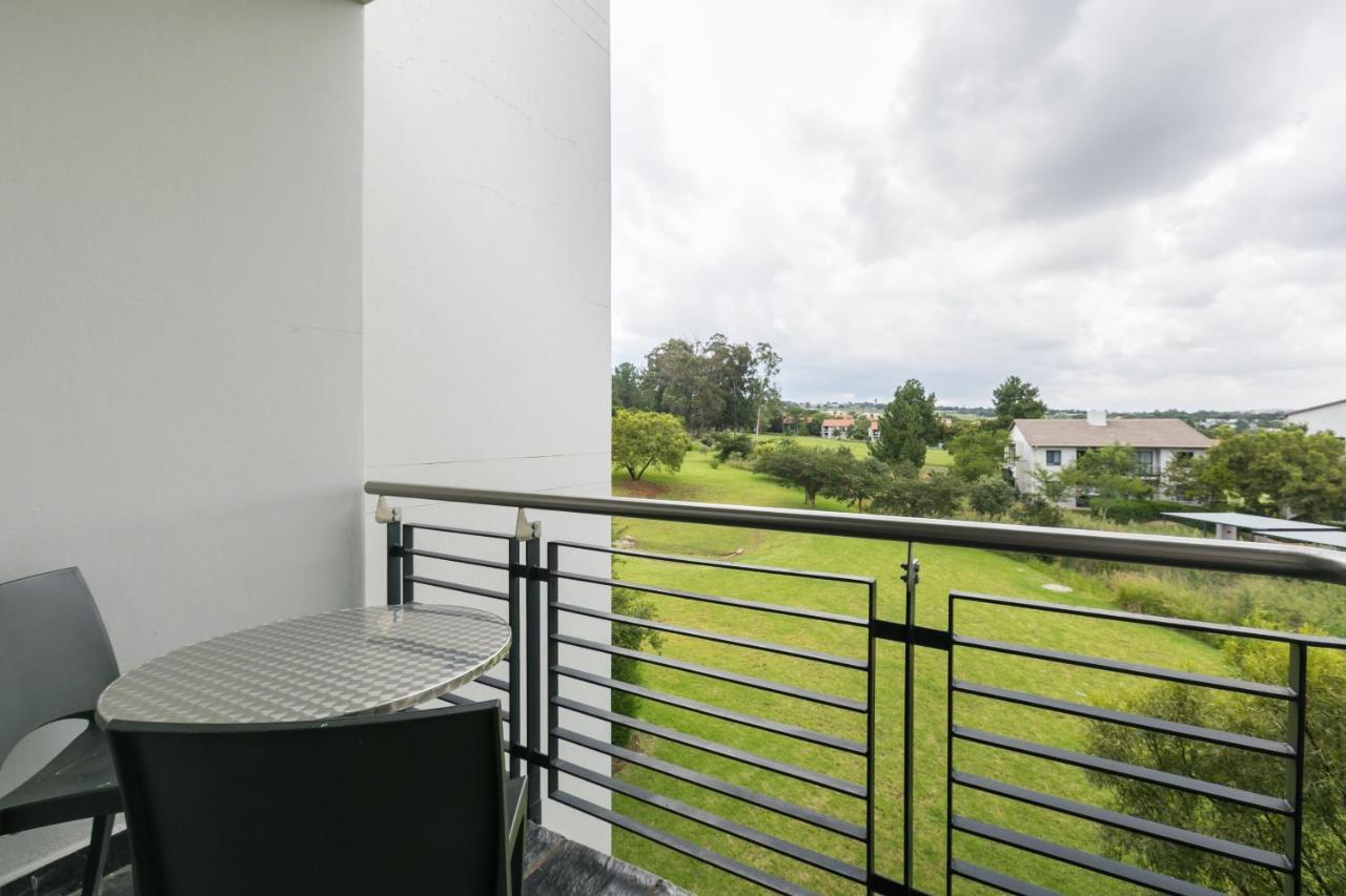Modern Apartment In A Secure Golf Estate.Wifi Roodepoort Luaran gambar
