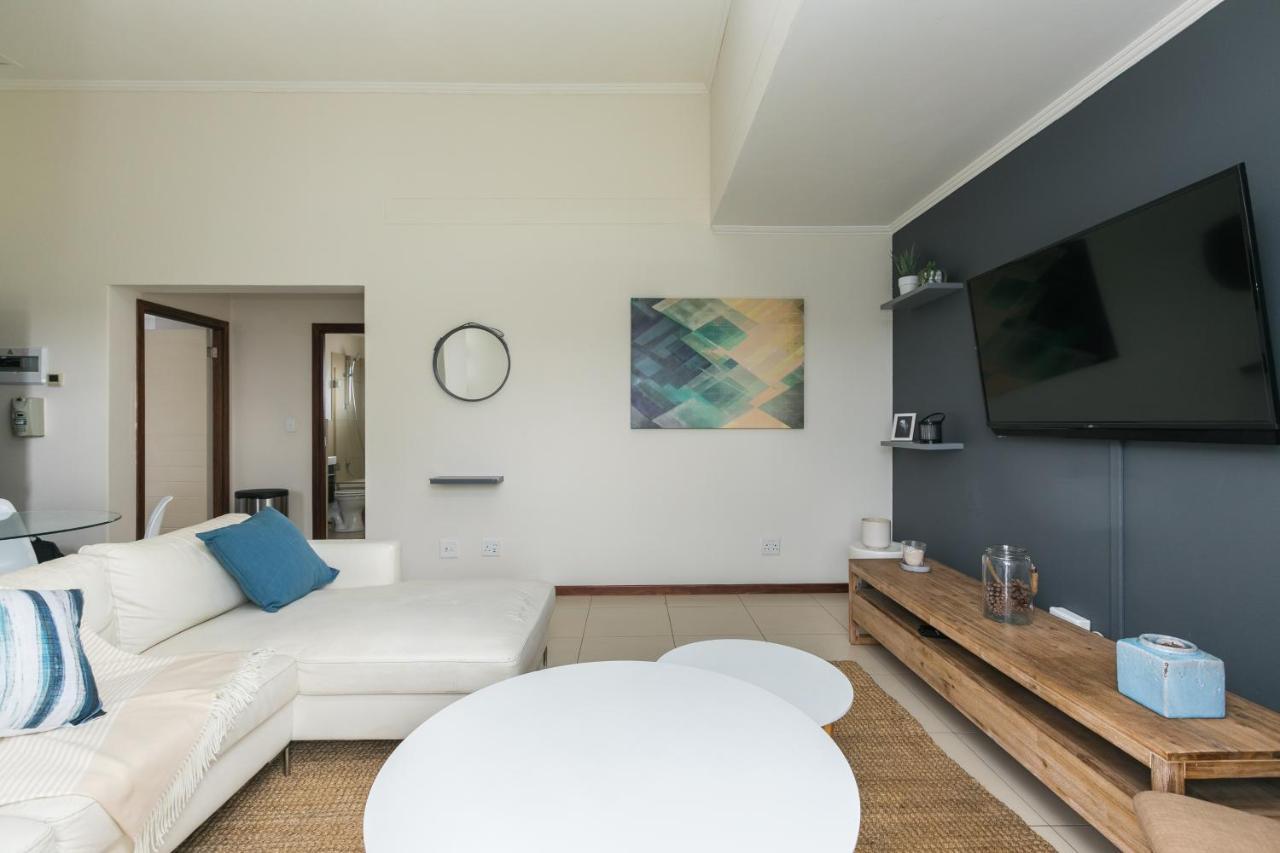 Modern Apartment In A Secure Golf Estate.Wifi Roodepoort Luaran gambar