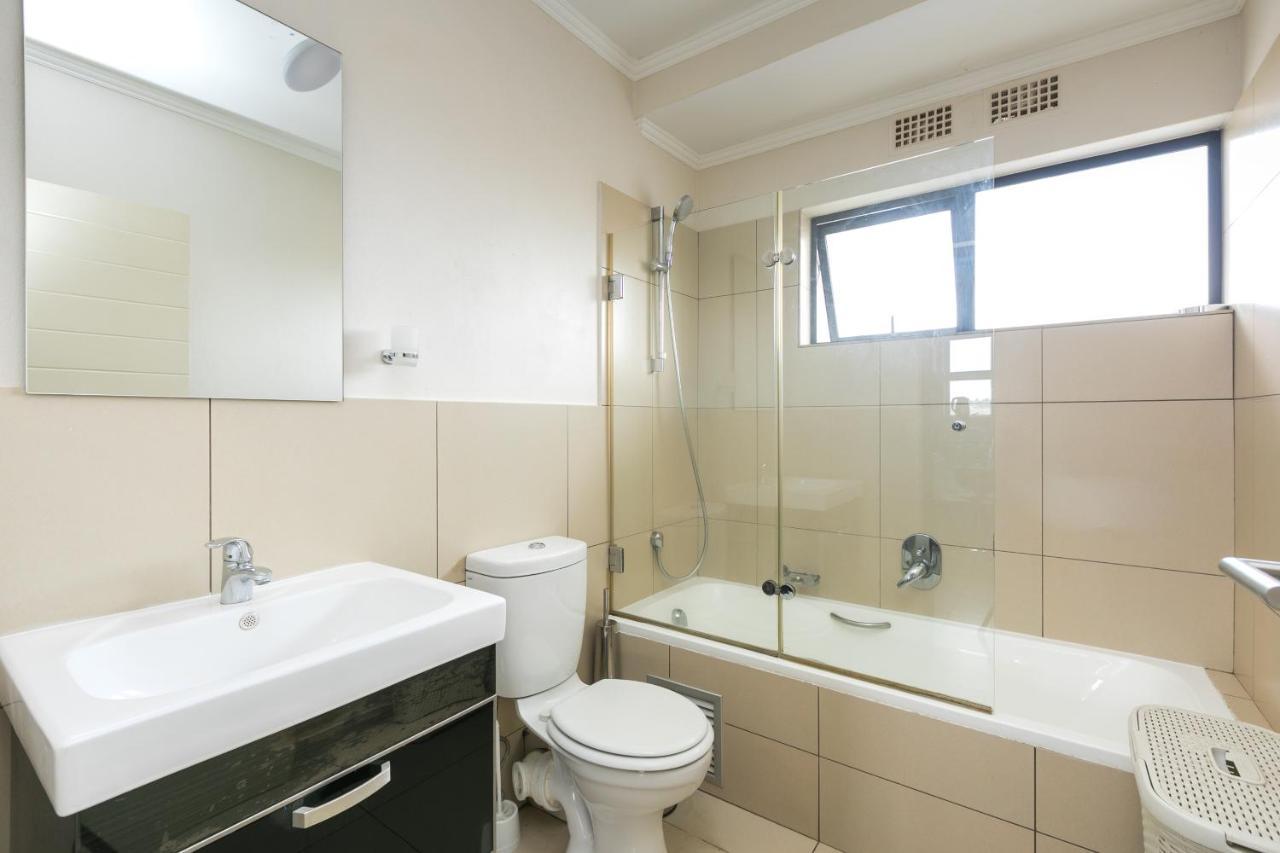 Modern Apartment In A Secure Golf Estate.Wifi Roodepoort Luaran gambar
