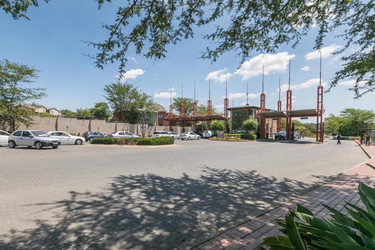Modern Apartment In A Secure Golf Estate.Wifi Roodepoort Luaran gambar