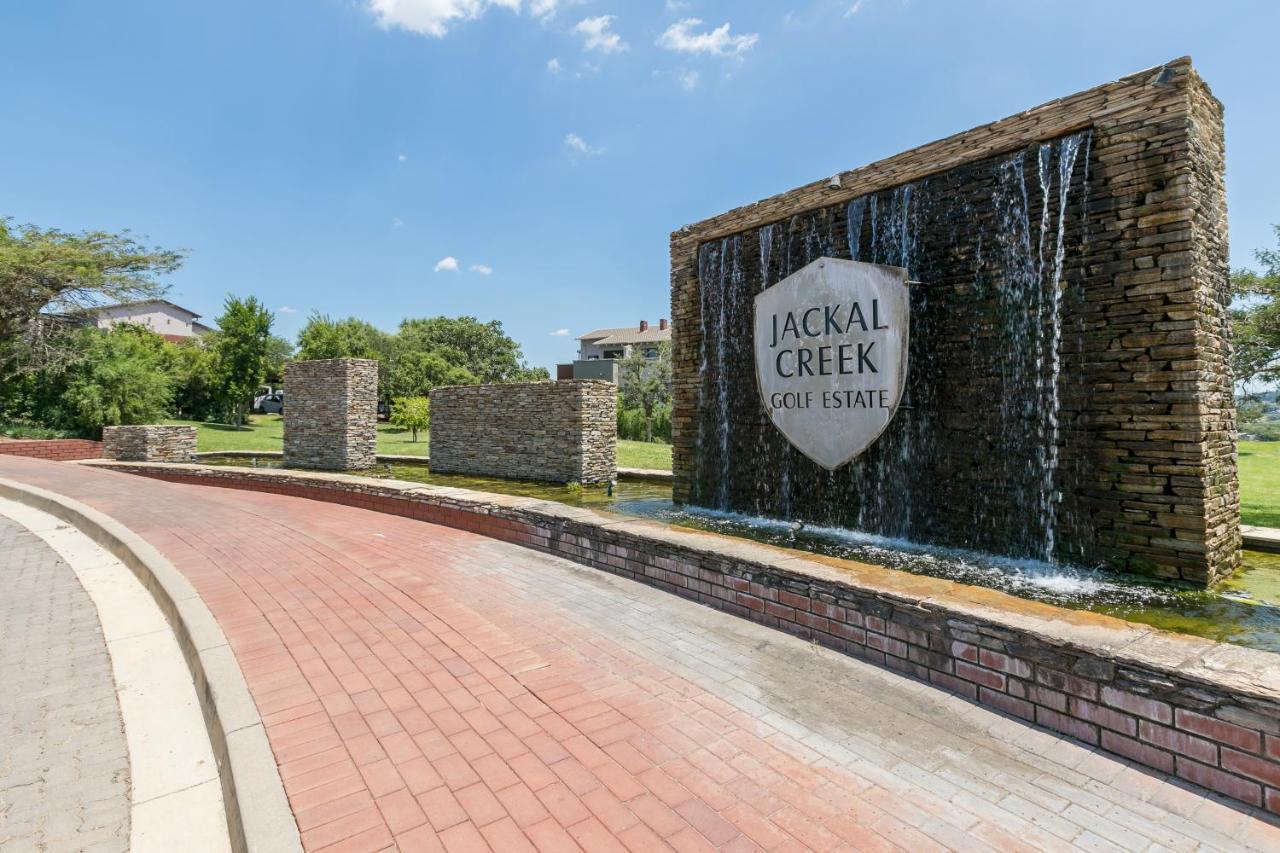 Modern Apartment In A Secure Golf Estate.Wifi Roodepoort Luaran gambar