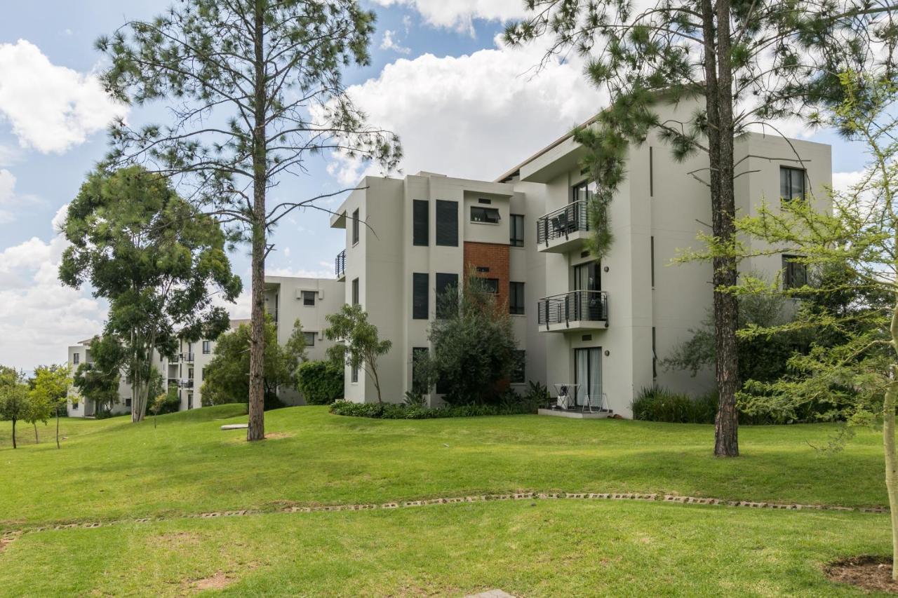 Modern Apartment In A Secure Golf Estate.Wifi Roodepoort Luaran gambar