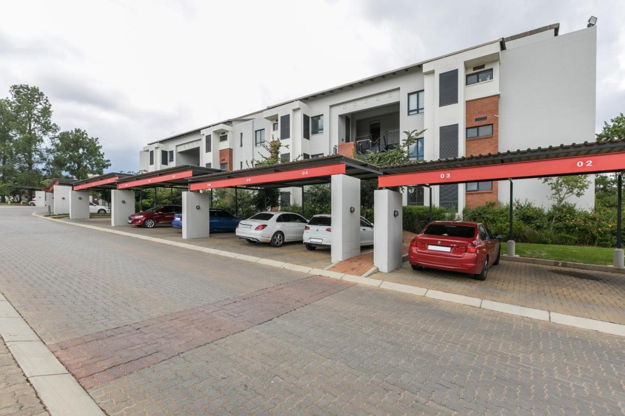 Modern Apartment In A Secure Golf Estate.Wifi Roodepoort Luaran gambar