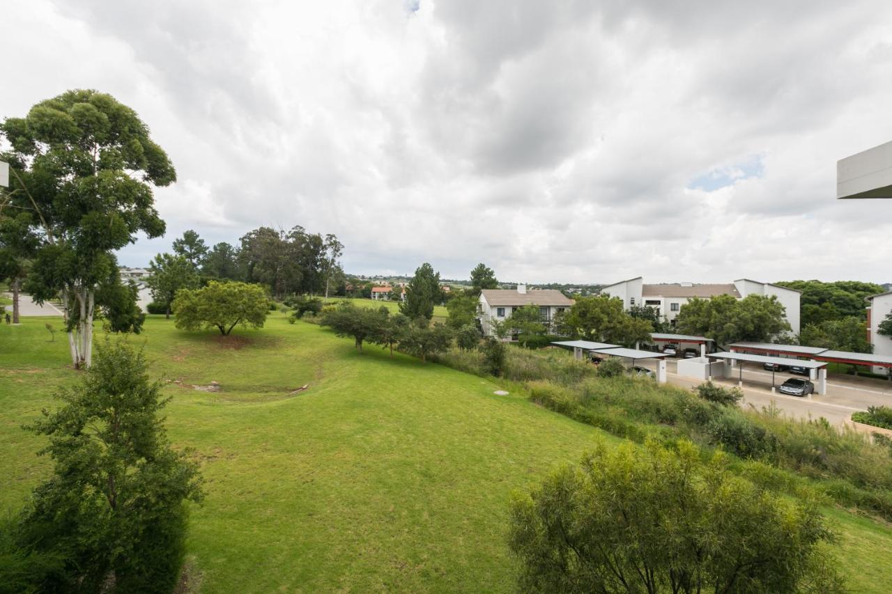 Modern Apartment In A Secure Golf Estate.Wifi Roodepoort Luaran gambar